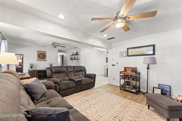 1618 HAMMOND Boulevard, Jacksonville, FL 32221