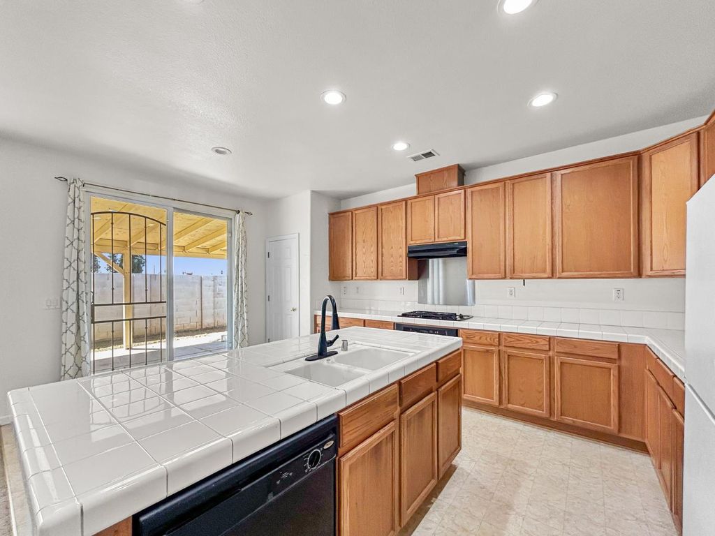 Image 12 of property listing at 2312 S Bush Avenue, Fresno, CA 93727