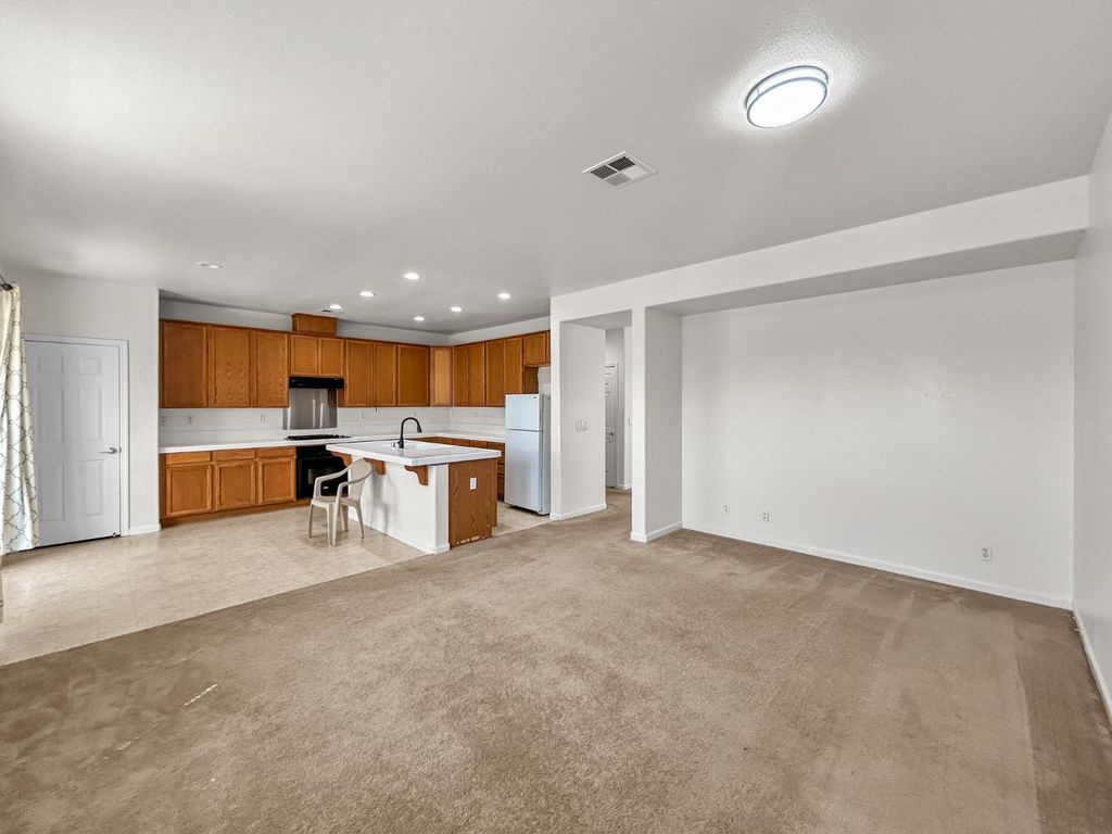 Image 8 of property listing at 2312 S Bush Avenue, Fresno, CA 93727