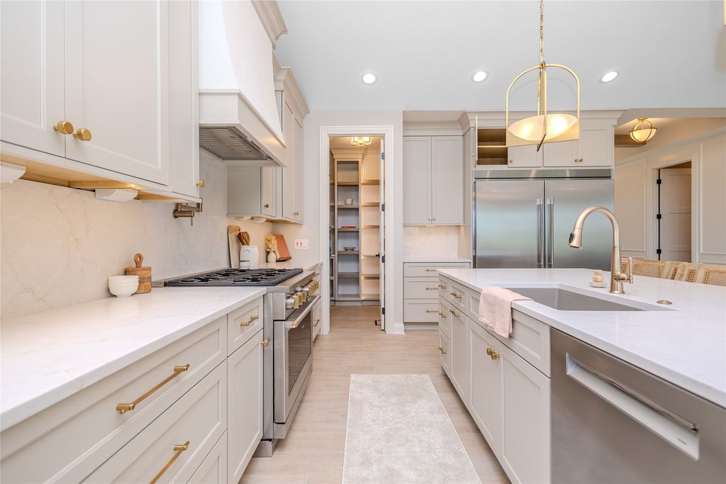 15801 Hickory Drive, Urbandale, IA 50323