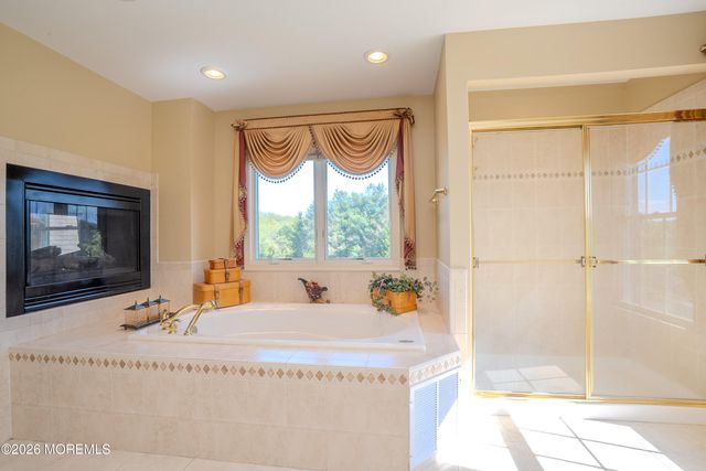 2 Linwood Drive, Monroe, NJ 08831