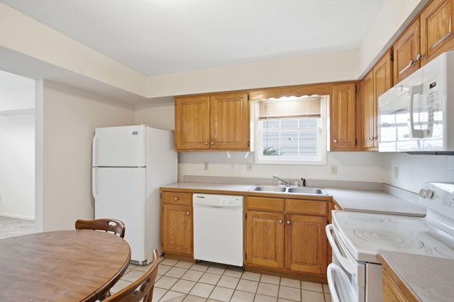 12 N CEDAR LAKE E DR, Columbia, MO 65203