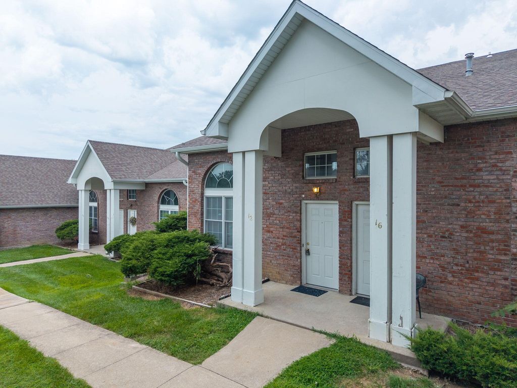12 N CEDAR LAKE E DR, Columbia, MO 65203