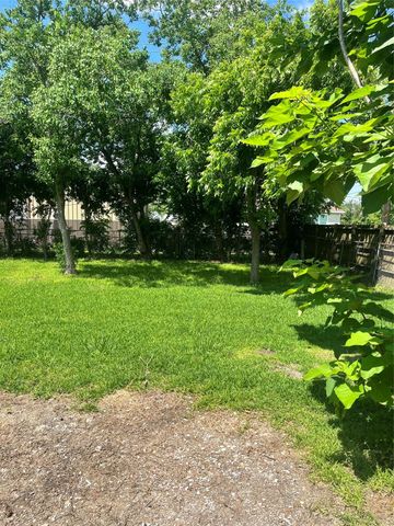 306 S Virginia Street, La Porte, TX 77571