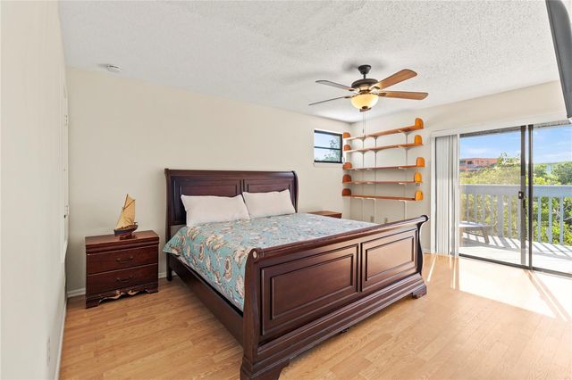 356 ISLAND CIRCLE, Sarasota, FL 34242