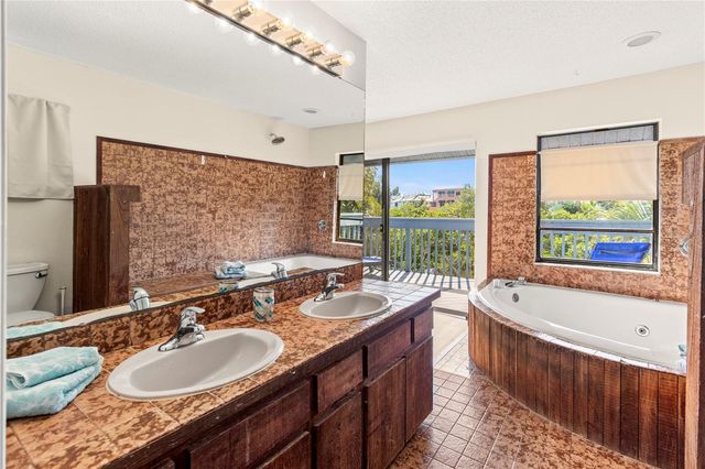 356 ISLAND CIRCLE, Sarasota, FL 34242