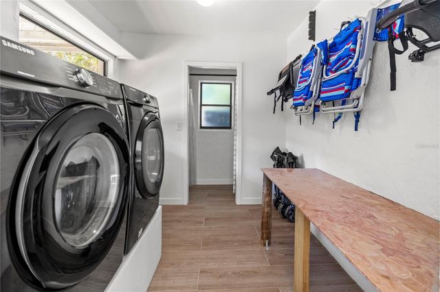 356 ISLAND CIRCLE, Sarasota, FL 34242