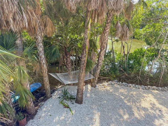 356 ISLAND CIRCLE, Sarasota, FL 34242