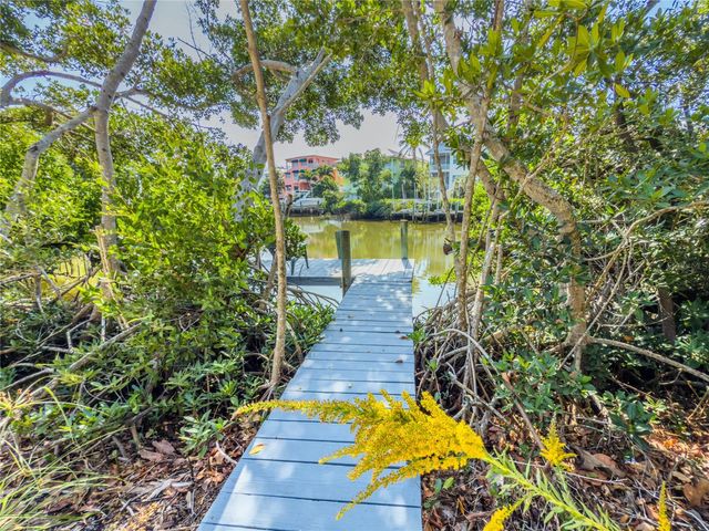 356 ISLAND CIRCLE, Sarasota, FL 34242