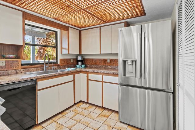 356 ISLAND CIRCLE, Sarasota, FL 34242