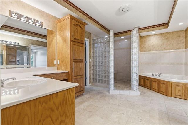 4213 NE Kennesaw Ridge, Lee's Summit, MO 64064