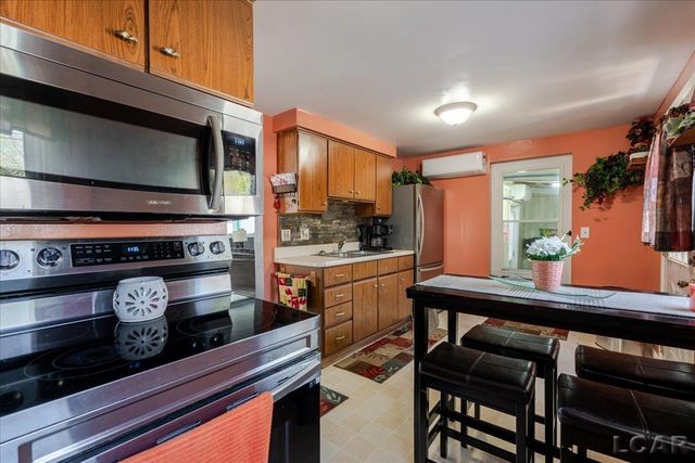 1398 Lakeshore Drive, Brooklyn, MI 49230
