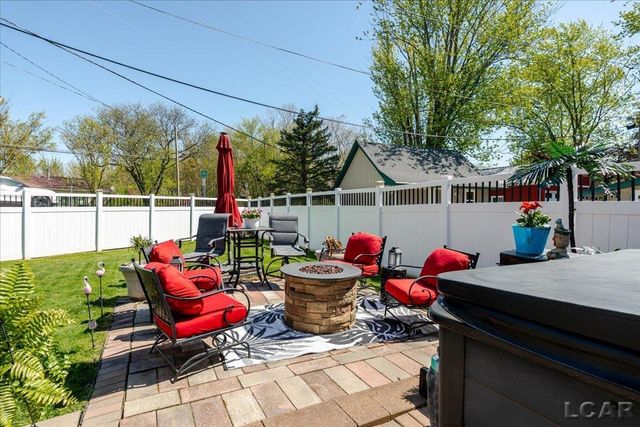 1398 Lakeshore Drive, Brooklyn, MI 49230