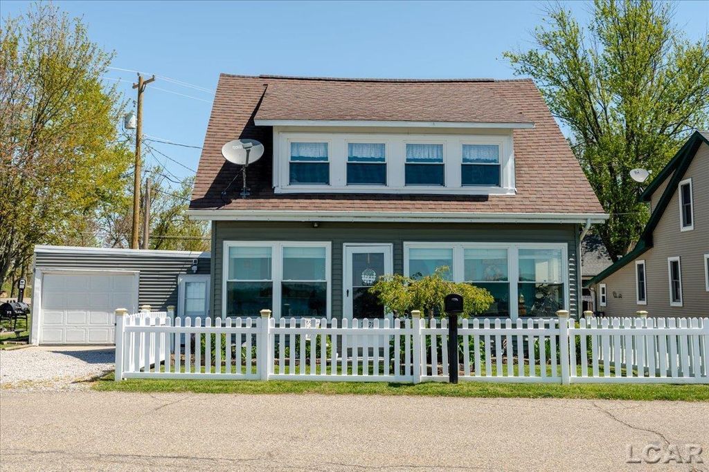 1398 Lakeshore Drive, Brooklyn, MI 49230