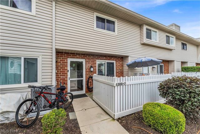 4300 Hyde Park Court 7, North Olmsted, OH 44070