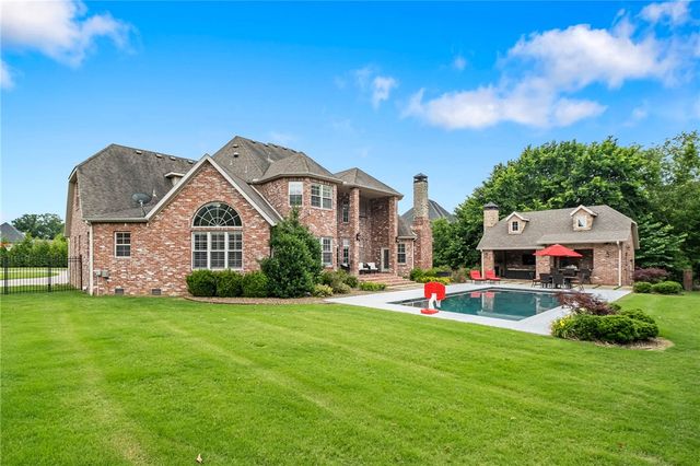 17 Nottingham Lane, Rogers, AR 72758