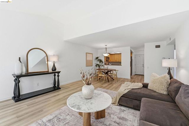 2487 Heathrow Ln, San Leandro, CA 94577