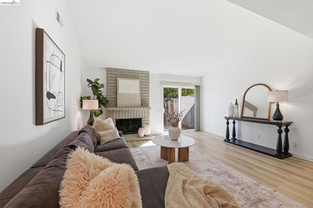 2487 Heathrow Ln, San Leandro, CA 94577