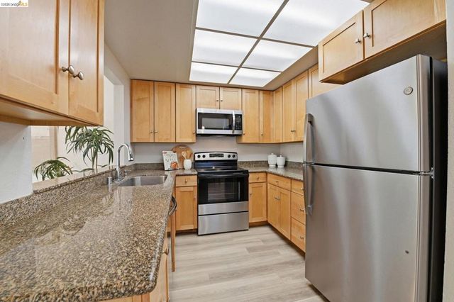 2487 Heathrow Ln, San Leandro, CA 94577