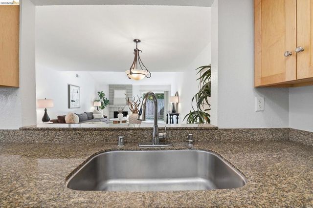 2487 Heathrow Ln, San Leandro, CA 94577