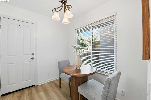 2487 Heathrow Ln, San Leandro, CA 94577
