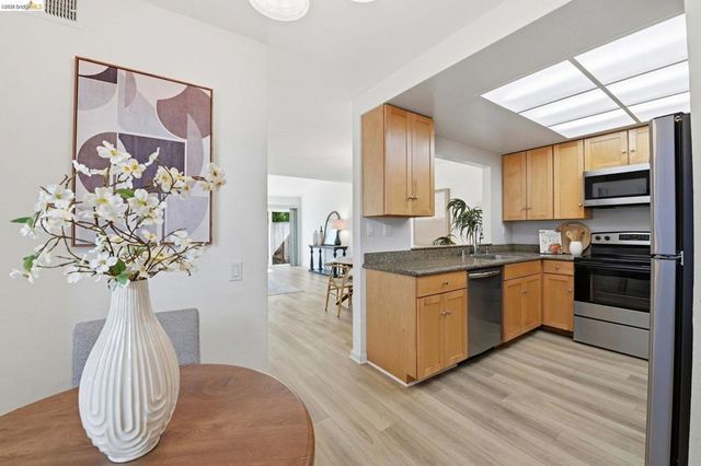 2487 Heathrow Ln, San Leandro, CA 94577