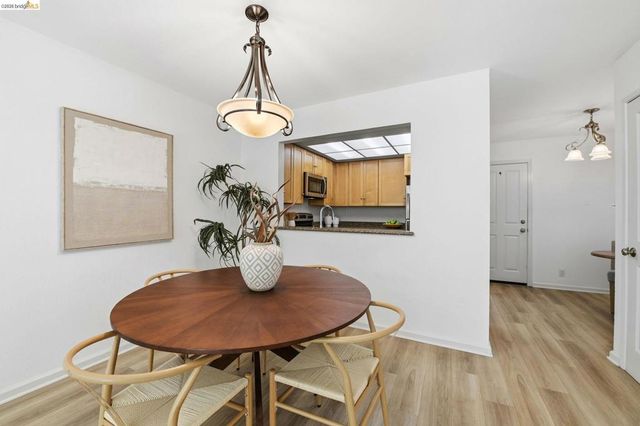 2487 Heathrow Ln, San Leandro, CA 94577