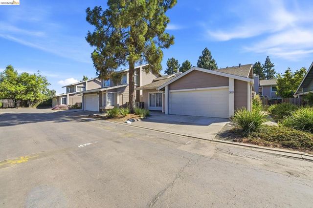 2487 Heathrow Ln, San Leandro, CA 94577