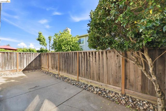 2487 Heathrow Ln, San Leandro, CA 94577