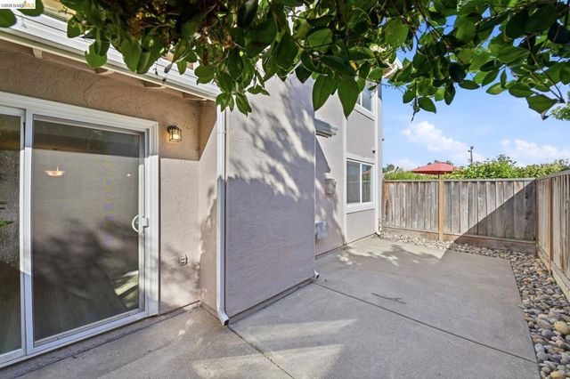 2487 Heathrow Ln, San Leandro, CA 94577