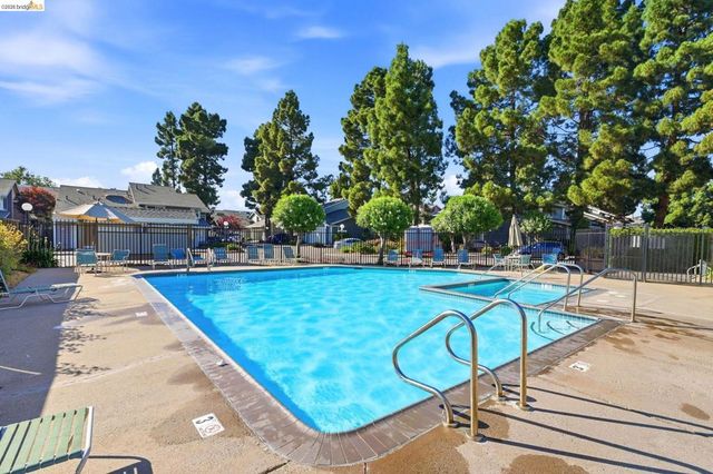 2487 Heathrow Ln, San Leandro, CA 94577