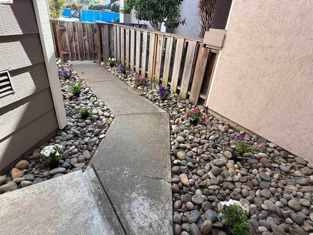 2487 Heathrow Ln, San Leandro, CA 94577