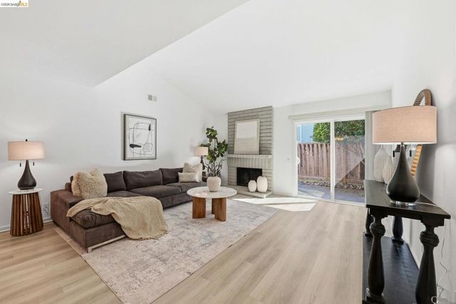 2487 Heathrow Ln, San Leandro, CA 94577
