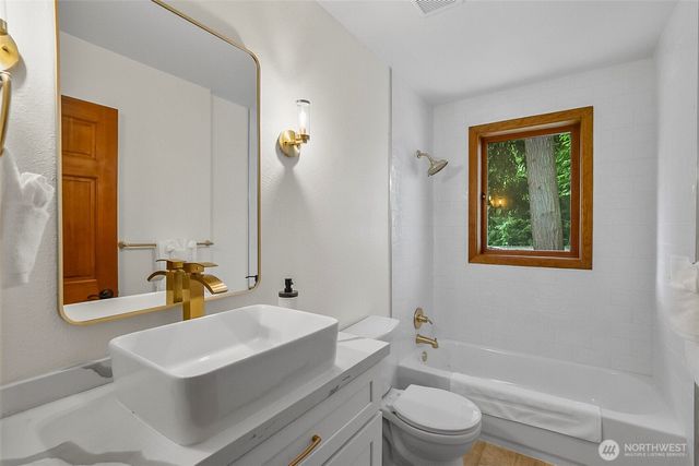 13710 41st Avenue NE, Seattle, WA 98125