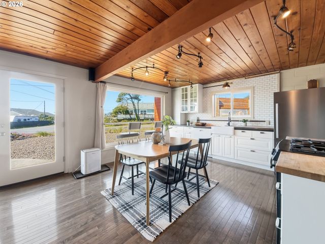 340 STEVENS St, Gleneden Beach, OR 97388