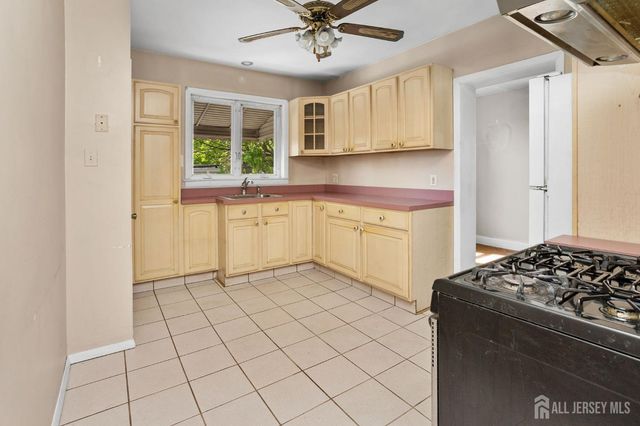 35 Melbourne Court, Woodbridge Proper, NJ 07095