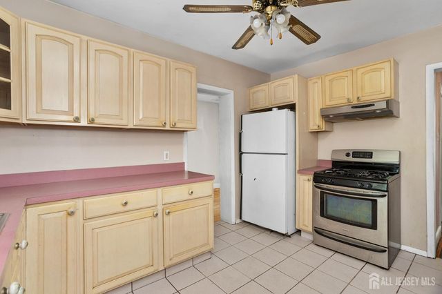 35 Melbourne Court, Woodbridge Proper, NJ 07095