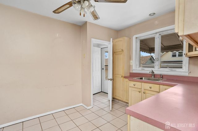 35 Melbourne Court, Woodbridge Proper, NJ 07095