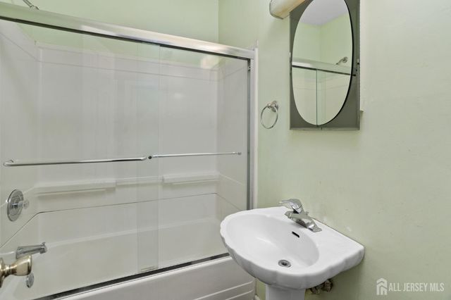 35 Melbourne Court, Woodbridge Proper, NJ 07095