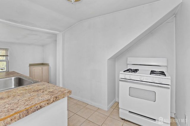 35 Melbourne Court, Woodbridge Proper, NJ 07095