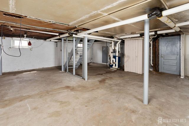 35 Melbourne Court, Woodbridge Proper, NJ 07095