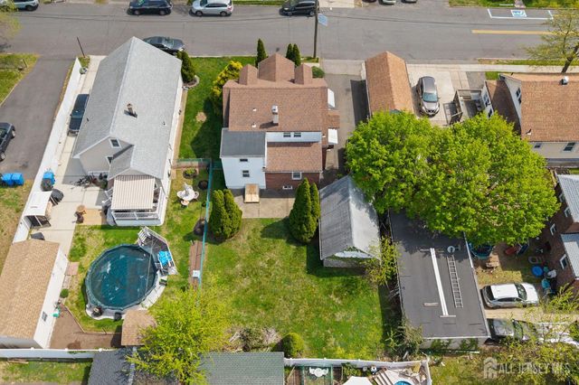 35 Melbourne Court, Woodbridge Proper, NJ 07095