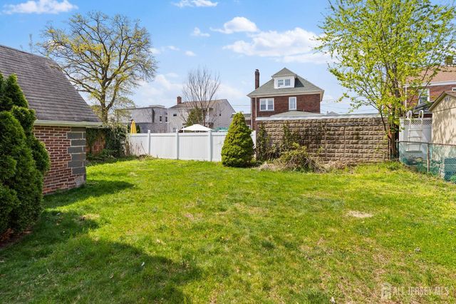 35 Melbourne Court, Woodbridge Proper, NJ 07095