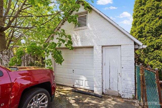 35 Melbourne Court, Woodbridge Proper, NJ 07095