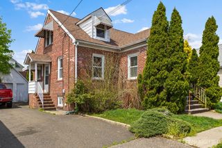 35 Melbourne Court, Woodbridge Proper, NJ 07095