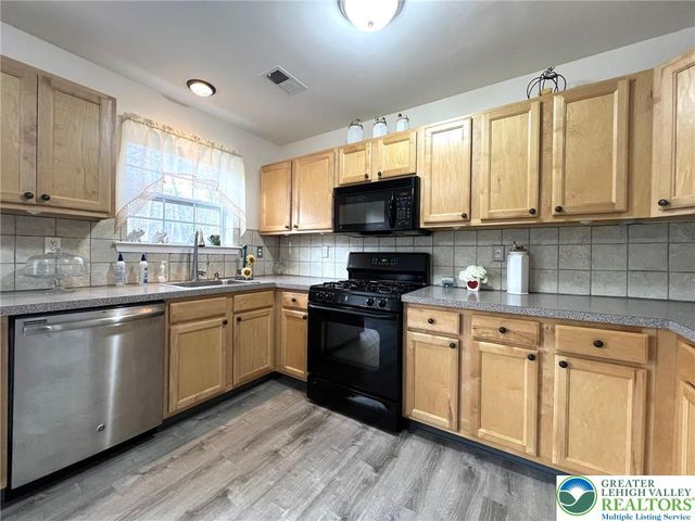 214 Kensington Drive, Lehman Twp, PA 18324