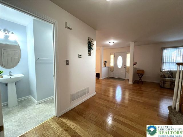 214 Kensington Drive, Lehman Twp, PA 18324