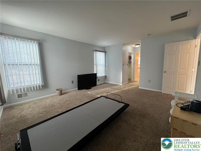 214 Kensington Drive, Lehman Twp, PA 18324