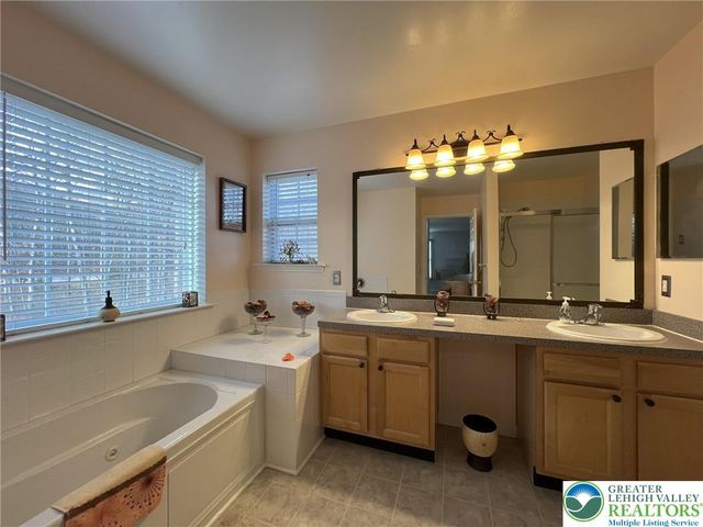 214 Kensington Drive, Lehman Twp, PA 18324