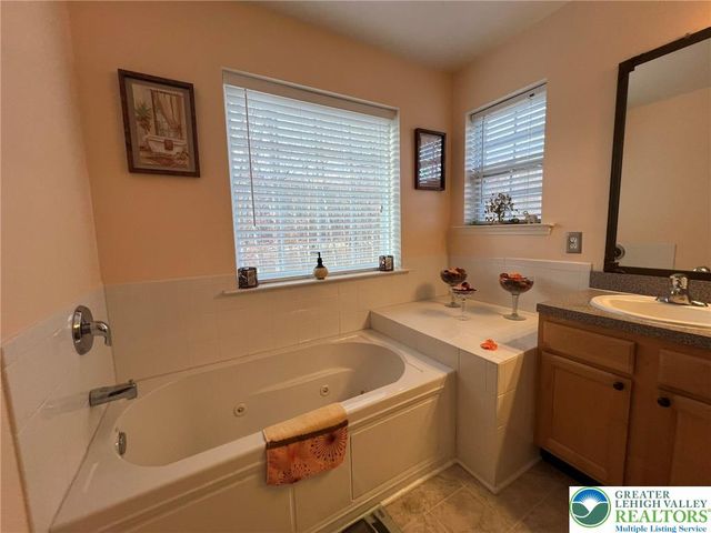 214 Kensington Drive, Lehman Twp, PA 18324